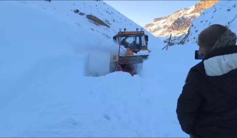 baskalede-cig-altinda-kalan-yol-yeniden-ulasima-acildi-karla-mucadele-ekipleri-harekette-a49b4qWP.jpg