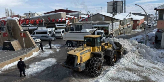 Başkale’de Kar Temizliği ve Esnafın Neşeli Anları