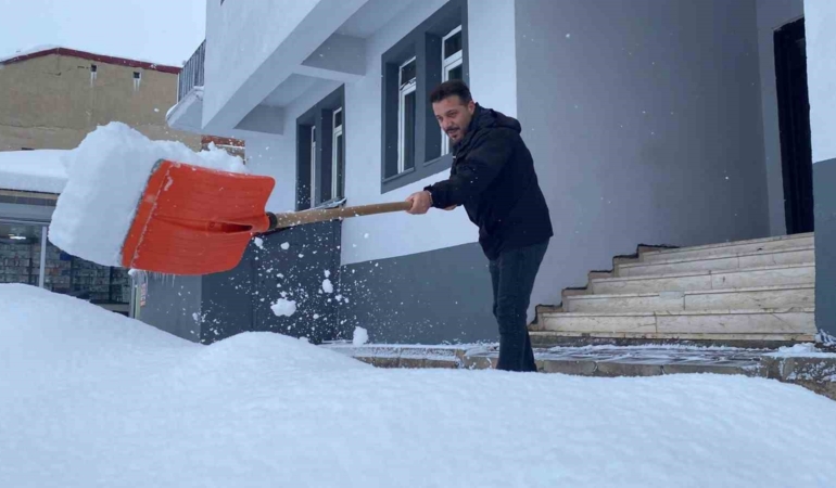 bingolu-sarsan-yogun-kar-yagisi-karliovada-metreleri-bulan-kar-ve-yol-durumu-ujCN2ERy.jpg