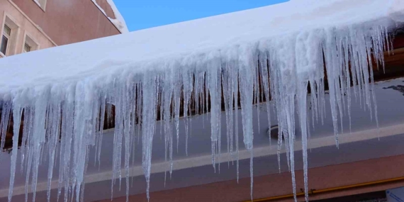 Bitlis’te Kar Mücadelesi: Yollar Açılıyor, Bina Çatılarında Tehlike Önleniyor