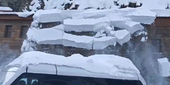 Bitlis’te Kar Yüklü Çatının Düşmesi ve Güvenlik Uyarıları