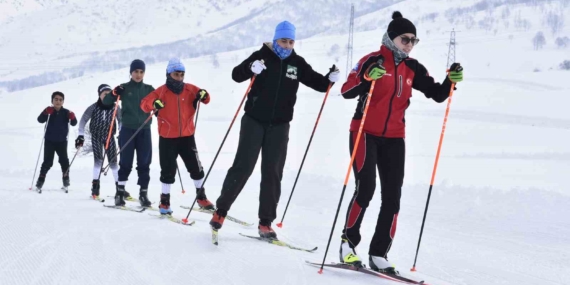 Bitlis’te Kayaklı Koşu Sporcuları Zorlu Kış Şartlarında Hazırlıklarına Devam Ediyor