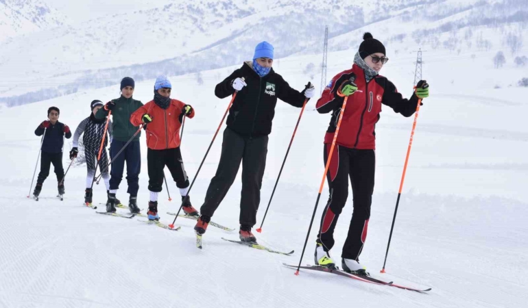 bitliste-kayakli-kosu-sporculari-zorlu-kis-sartlarinda-hazirliklarina-devam-ediyor-2YnY7dPr.jpg