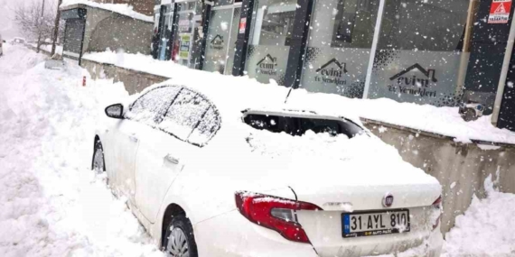 Çatıda Biriken Karın Düşmesiyle Park Halindeki Araca Zarar Veren Olay