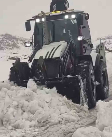 cermikte-kardan-dolayli-kapali-yollar-ulasima-acildi-kar-yagisi-sonrasi-yol-calismalari-UUUVxHLA.jpg