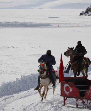 cildir-golu-buz-tutmus-yuzeyde-atli-kizakla-unutulmaz-bir-deneyim-GIs5WGFv.jpg