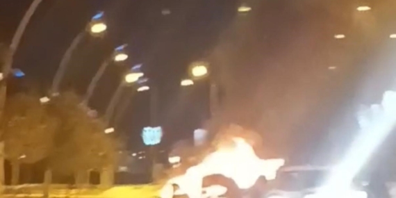 Diyarbakır Yenişehir’de Park Halindeki Otomobilde Yangın: Olay Yerinde İtfaiye Müdahalesi
