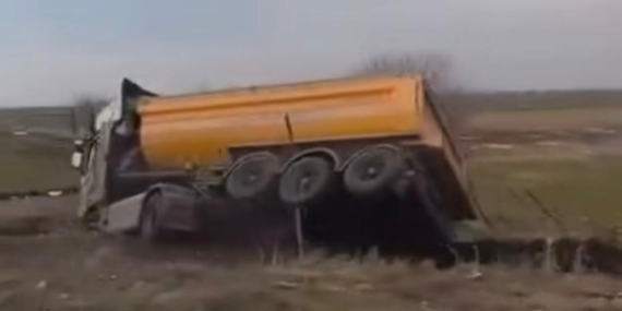 Diyarbakır’da Kamyon Devrildi: Sürücü Yaralı, Olay Yerinde İnceleme Başlatıldı