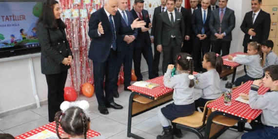 Diyarbakır’da Karneler Dağıtıldı: Öğrenciler 15 Günlük Ara Tatili İçin Heyecanlı