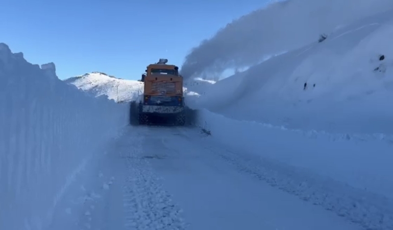 elazigda-kar-ve-tip-trafige-zorluk-cikariyor-407-koy-yolundan-148i-acildi-8ur9FuB6.jpg