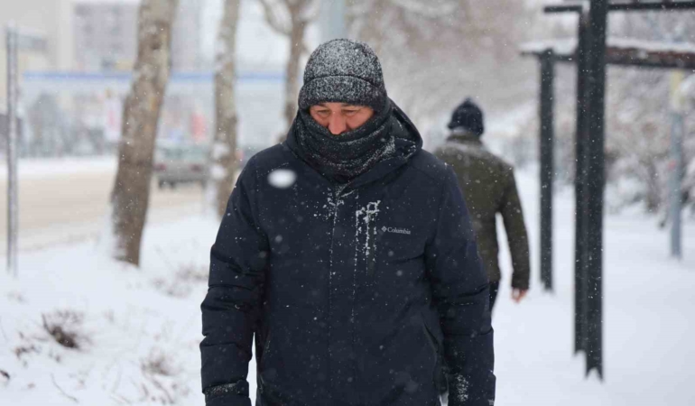 elazigda-kar-yagisi-devam-ediyor-yogun-kar-ve-uyarilar-fjyeNCm8.jpg