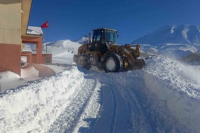 eleskirtte-yogun-kar-sonrasi-55-koy-yolu-tekrar-ulasima-acildi-hayrangolde-hizli-mudahale-ve-8tKNKRsv.jpg