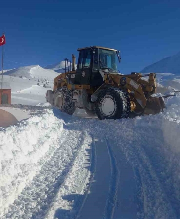 eleskirtte-yogun-kar-sonrasi-55-koy-yolu-tekrar-ulasima-acildi-hayrangolde-hizli-mudahale-ve-8tKNKRsv.jpg