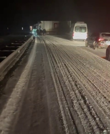 erzurumda-kar-yagisi-trafigi-olumsuz-etkiliyor-kaza-ve-yol-kapatmalari-bildirildi-8SrMCyYc.jpg