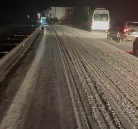 erzurumda-kar-yagisi-trafigi-olumsuz-etkiliyor-kaza-ve-yol-kapatmalari-bildirildi-8SrMCyYc.jpg