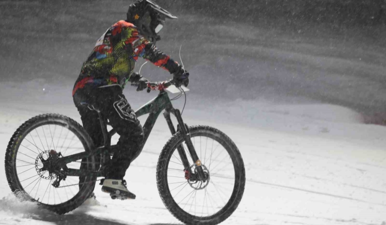 erzurumda-snowbike-turkiye-sampiyonasi-yuksek-rekabet-ve-heyecan-dolu-finaller-NVp42Nnv.jpg