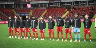 gaziantep-fk-kocaelispor-maci-ozeti-ilk-yarida-gergin-anlar-ve-kirmizi-kartlar-JEg4snR8.jpg
