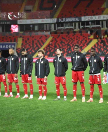 gaziantep-fk-kocaelispor-maci-ozeti-ilk-yarida-gergin-anlar-ve-kirmizi-kartlar-JEg4snR8.jpg
