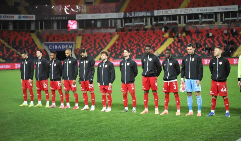 gaziantep-fk-kocaelispor-maci-ozeti-ilk-yarida-gergin-anlar-ve-kirmizi-kartlar-JEg4snR8.jpg