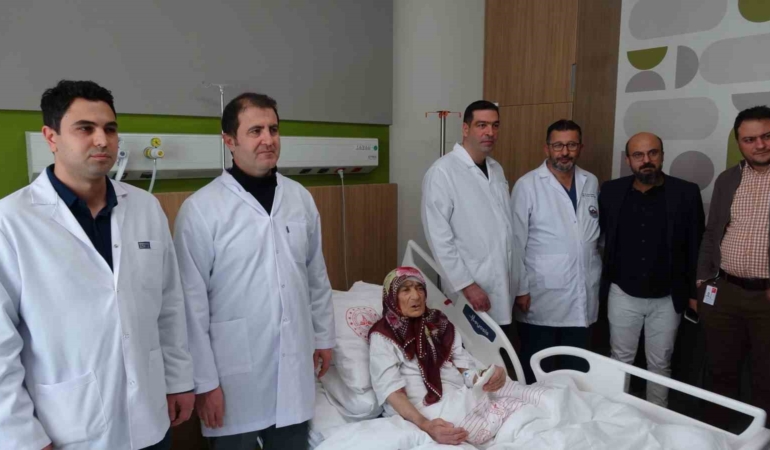 gaziantepte-yasi-87-olmasina-ragmen-usta-ekip-ameliyatla-buyuk-tumoru-hizla-kaldirdi-ufEP6RTa.jpg