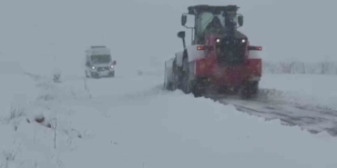 gercuste-kar-yagisiyla-kapali-35-koy-yolu-ulasima-acildi-ziyaretciler-kurtarildi-zpVEvufR.jpg