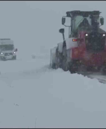 gercuste-kar-yagisiyla-kapali-35-koy-yolu-ulasima-acildi-ziyaretciler-kurtarildi-zpVEvufR.jpg