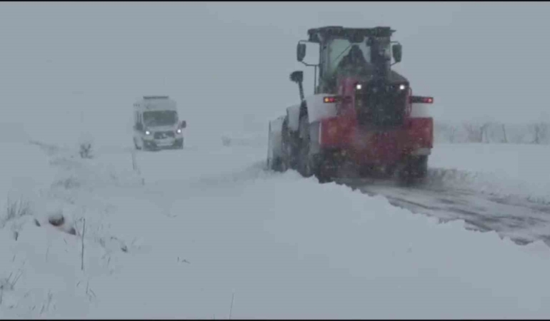 gercuste-kar-yagisiyla-kapali-35-koy-yolu-ulasima-acildi-ziyaretciler-kurtarildi-zpVEvufR.jpg