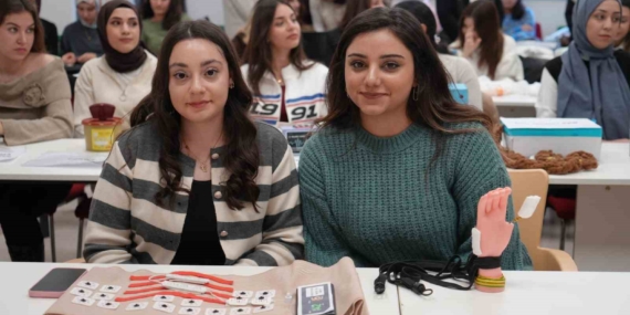 GİBTÜ Ebelik Öğrencileri, Depremzedelere Yapay Kol ve Sensörlü Takip Cihazı Geliştirdi