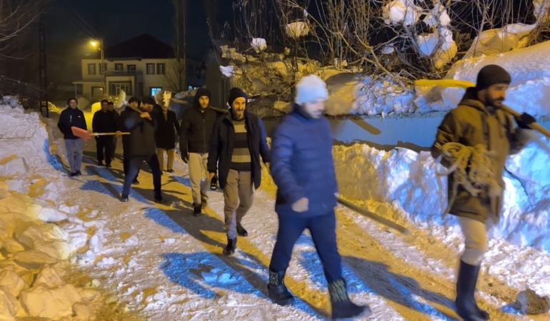 gulluce-camiinde-kar-yuku-cokmeye-yol-acti-koylulerden-anitkupaci-mudahale-2seSbruj.jpg