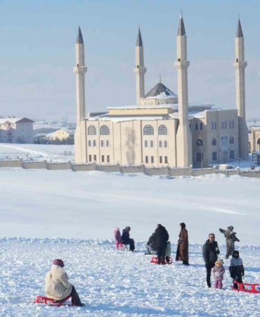guzeltepe-kayak-merkezi-sezona-erken-basladi-kar-ziyafetinde-aileler-kayak-keyfi-tv2dOp64.jpg