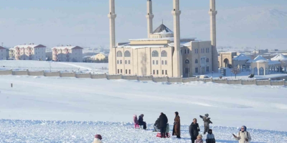 Güzeltepe Kayak Merkezi Sezona Erken Başladı: Kar Ziyafetinde Aileler Kayak Keyfi
