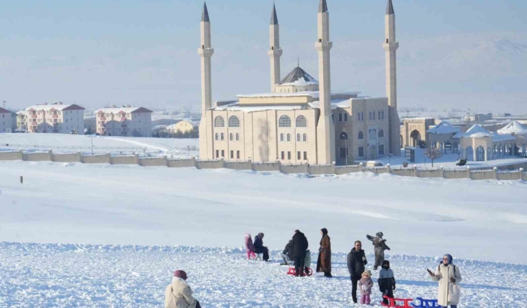 guzeltepe-kayak-merkezi-sezona-erken-basladi-kar-ziyafetinde-aileler-kayak-keyfi-tv2dOp64.jpg