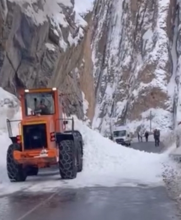 hakkari-yuksekova-yolunda-cig-tehlikesi-ve-yol-acma-calismalari-BGYDLmAs.jpg