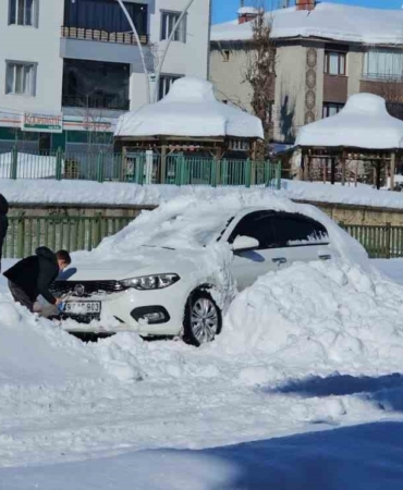 haskoyde-kar-yagisi-araclar-kar-altinda-kaldi-yasam-olumsuz-etkilendi-kOILhX4p.jpg