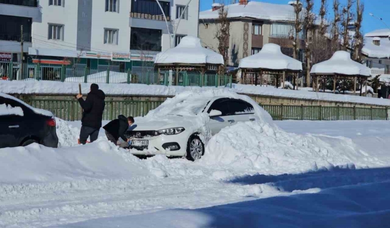 haskoyde-kar-yagisi-araclar-kar-altinda-kaldi-yasam-olumsuz-etkilendi-kOILhX4p.jpg