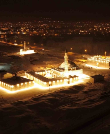 husrev-pasa-camii-ve-van-kalesi-isikla-yeniden-sahlanis-HZ97nwIZ.jpg