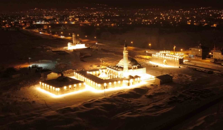husrev-pasa-camii-ve-van-kalesi-isikla-yeniden-sahlanis-HZ97nwIZ.jpg