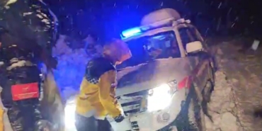 kar-yagisi-altinda-musta-yardima-kosan-saglik-ve-kamu-ekipleri-ambulans-zorlu-yolda-kurtarildi-cX8ryGLT.jpg