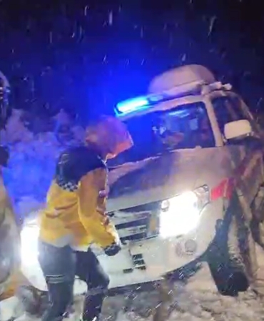 kar-yagisi-altinda-musta-yardima-kosan-saglik-ve-kamu-ekipleri-ambulans-zorlu-yolda-kurtarildi-cX8ryGLT.jpg