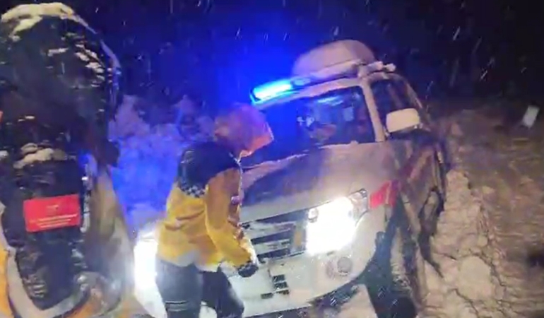 kar-yagisi-altinda-musta-yardima-kosan-saglik-ve-kamu-ekipleri-ambulans-zorlu-yolda-kurtarildi-cX8ryGLT.jpg