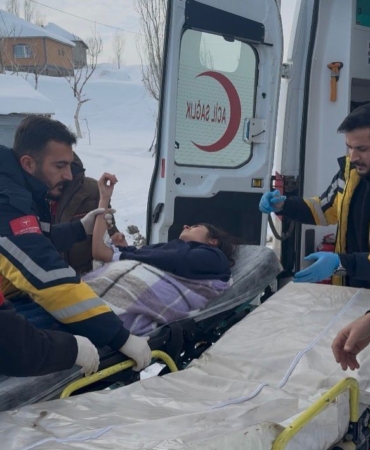 kar-yagisi-altinda-paletli-ambulansla-mudahale-uzunca-koyunde-acil-saglik-hikayesi-6eKua6hf.jpg