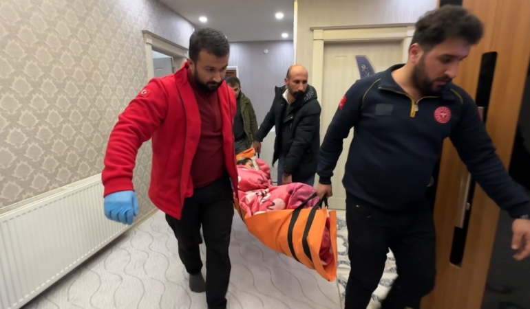 kar-yagisinda-zorlu-operasyon-15-metre-karla-koyde-saglik-ekipleri-hastaya-ulasti-dEIakqx2.jpg