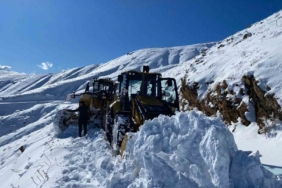 kar-yagisiyla-kapali-koy-yollarinda-ulasima-acilma-calismalari-suruyor-turkiye-Pb59jImv.jpg