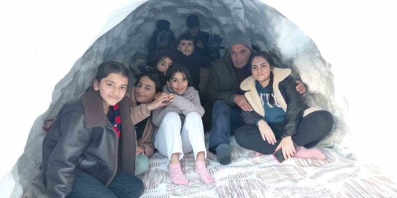 Kardan Iglo: Hakkarili Ailenden Eğlence Dolu Kar Anları