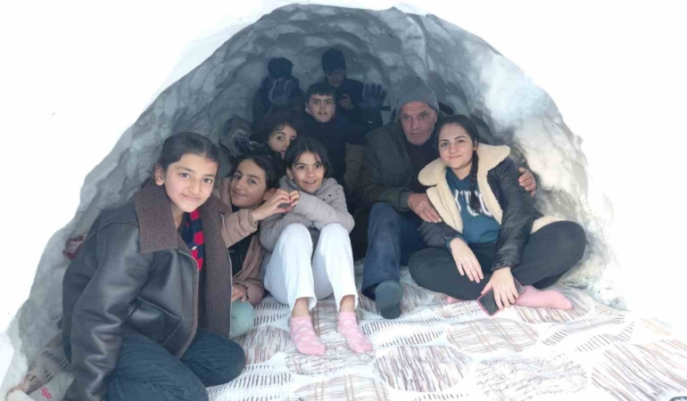 kardan-iglo-hakkarili-ailenden-eglence-dolu-kar-anlari-ODsFByuA.jpg