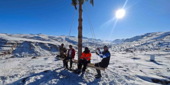 Karlı Akçadağ’da Dondurucu Soğukta Ağaçta Salıncak ve Merdivenle Eğlence