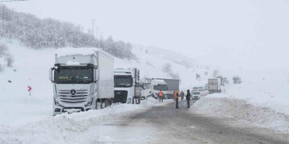 Karlı Yolda 60 Araçta 140 Kişi İçin Halkla Dayanışma ve Kurtarma Operasyonu