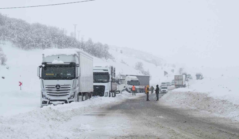 karli-yolda-60-aracta-140-kisi-icin-halkla-dayanisma-ve-kurtarma-operasyonu-nyIrZmkX.jpg