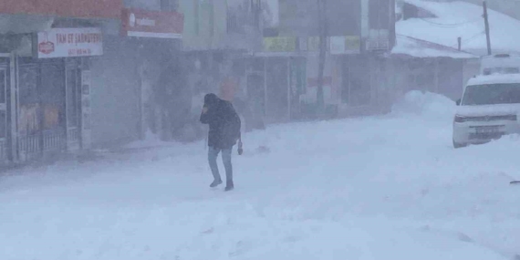 Karlova’da Kar ve Tipi: Şehirde Hayat Durdu, İnsanlar İçeride Güvende