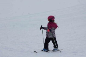 karsta-karin-yildizlari-projesi-cocuklar-kayakla-tanisiyor-ve-yeteneklerini-gelistiriyor-fupI3HPl.jpg